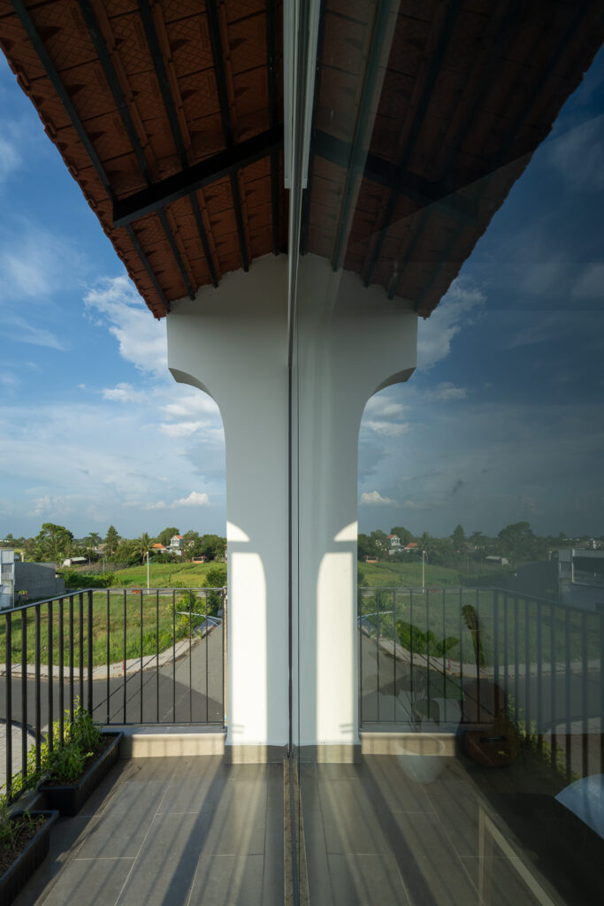 Tầm nhìn phòng ngủ hướng ra công viên phủ xanh như một bức tranh thiên nhiên sống động trước mắt.