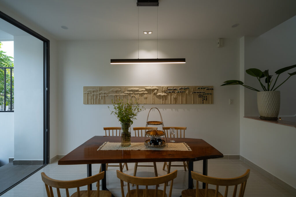 Sự giao thoa hài hòa giữa phong cách hiện đại và cổ điển được thể hiện qua từng chi tiết tinh xảo như bức phù điêu bằng xi măng.