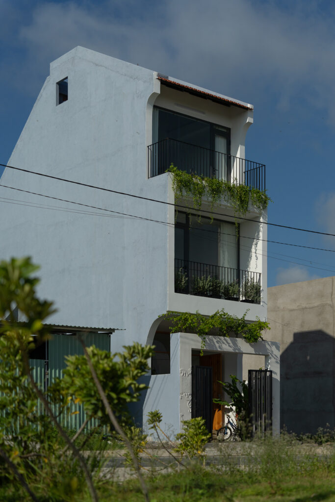 Với lợi thế sở hữu hai mặt tiền của ngôi nhà, kiến trúc sư Dat Tran Architect đã mang đến một không gian sống yên bình và giao hòa với thiên nhiên.